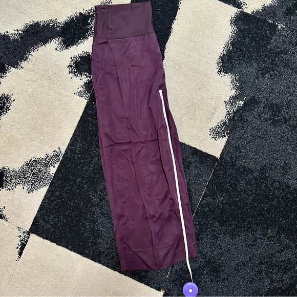 *rare* LULULEMON Tranquil Crop in Black Cherry — Wide Leg — Ankle — 6 - Picture 7 of 7